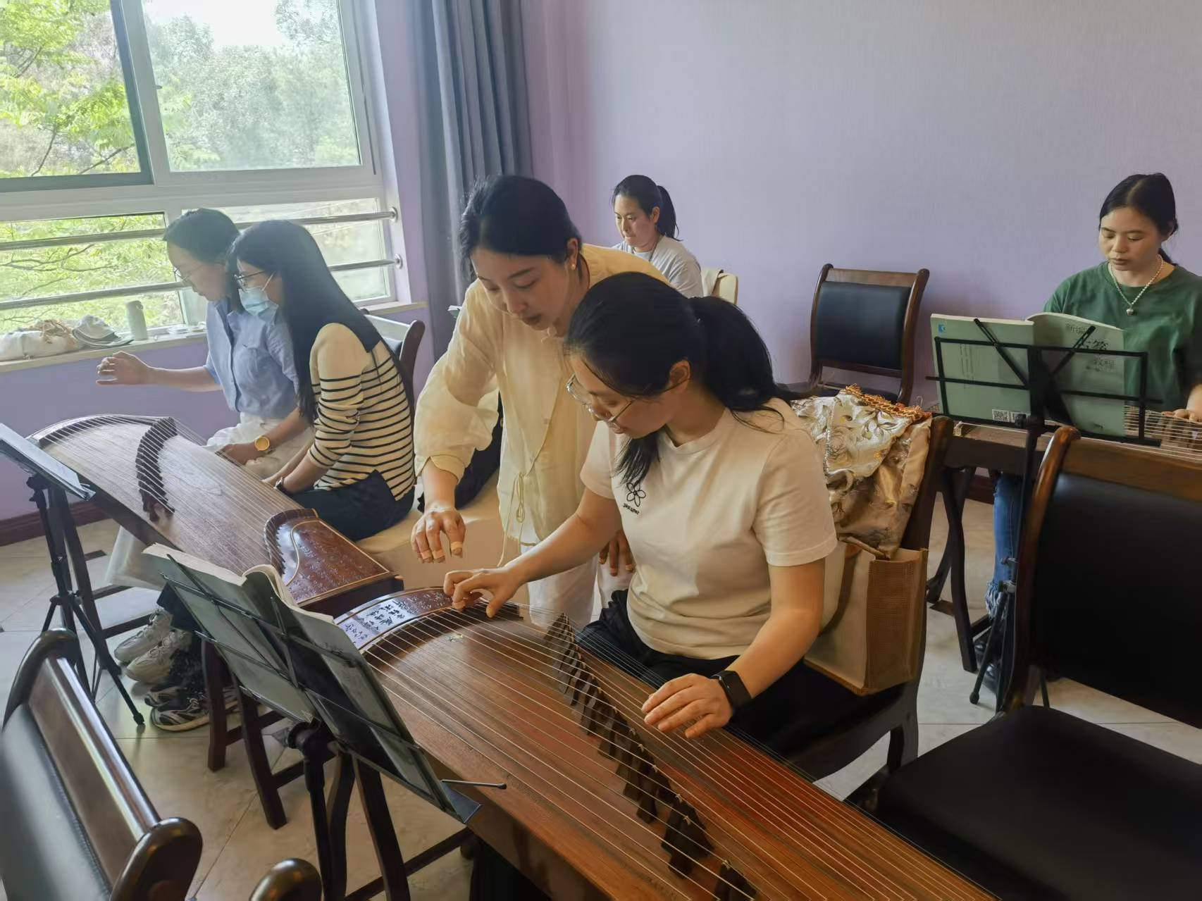 业余时间学习弹古筝技巧.jpg
